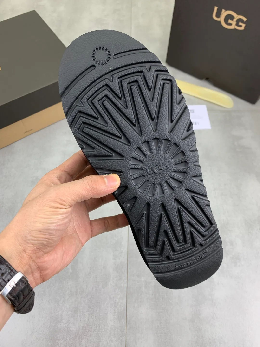Men's shoes 💰P480 [New model] low-cut popular style 💰 versatile casual wool shoes 🆘 "Real Wool" [UGG] 👉 Popular men's shoes official website synchronization 🔰Quality [proud] is not comparable to the imitations in the general market 🌀The upper is imported Italian frosted cowhide, and the lining: foot pads 🅰️grade 🐑real wool👻Only Grade A can show the effect It feels smooth and delicate 🔱The shoe shape is grand, only the factory can do it 🎄The perfect toughness of the original outsole 👻⬛️ allows customers to say goodbye to one-time consumption. It is made of real wool and is super warm. 3⃣️colors available Size male: 39-45